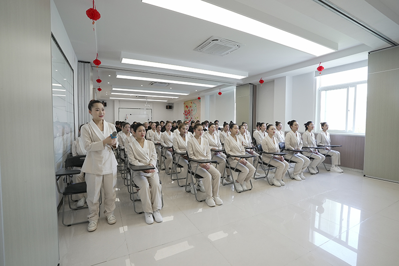 女孩學美容：開啟美麗事業(yè)的新篇章